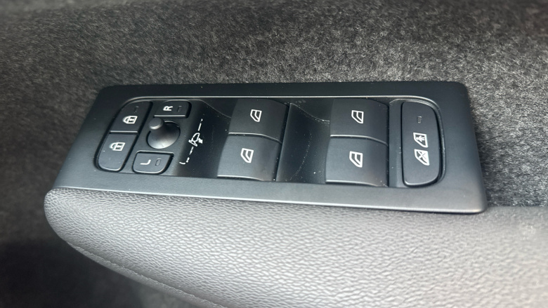 Volvo XC40 2.0 B3P Plus Black Edition 5dr Auto Petrol Estate